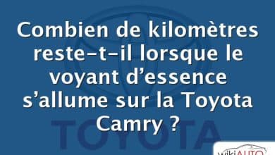 Combien de kilomètres reste-t-il lorsque le voyant d’essence s’allume sur la Toyota Camry ?